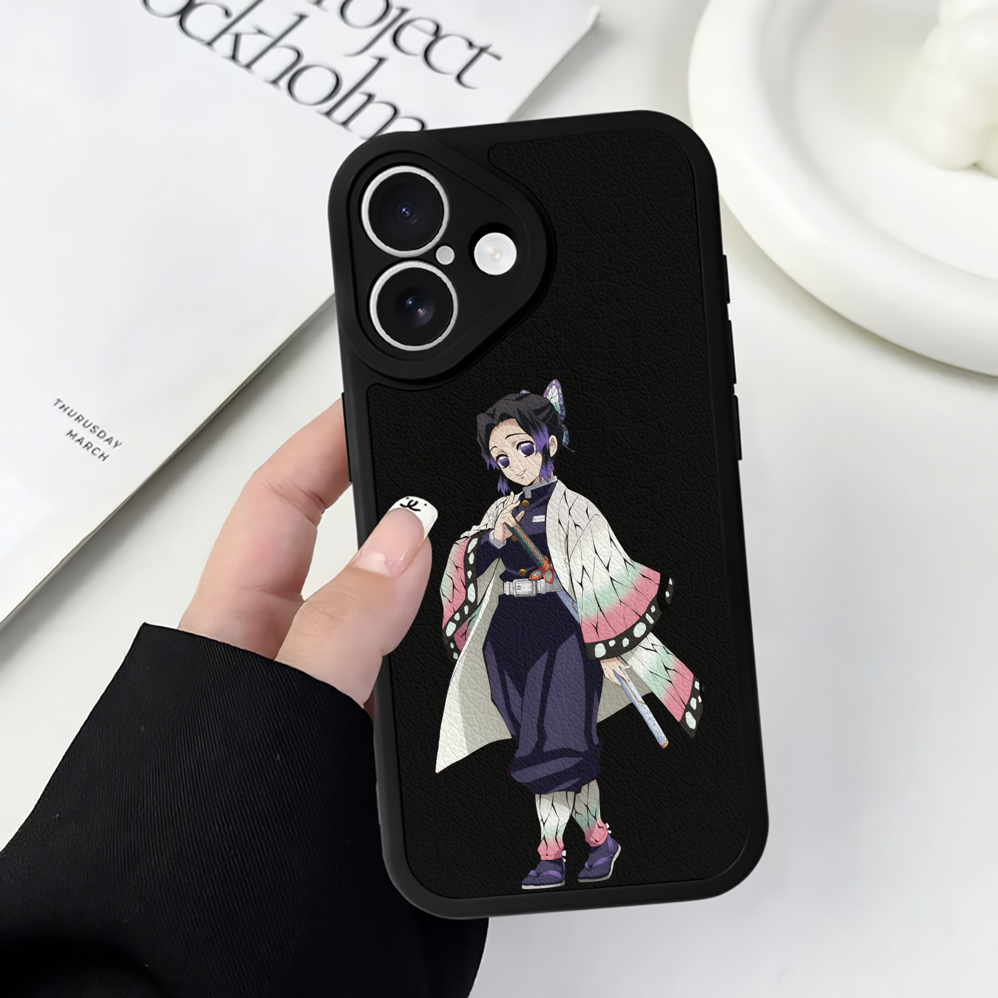 （画像用） 鬼滅の刃（きめつのやいば）蟲柱-胡蝶 しのぶ／こちょう しのぶ Kochou Shinobu 【iPhone 16シリーズ対応】シリコンスマホケース（レザー調） 材質：シリコン